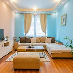 Spacious 3Bd Central Apartment