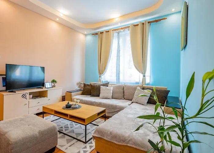 Spacious 3Bd Central Apartment