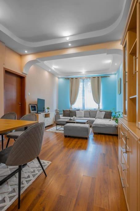 Spacious 3bd Apartment *
