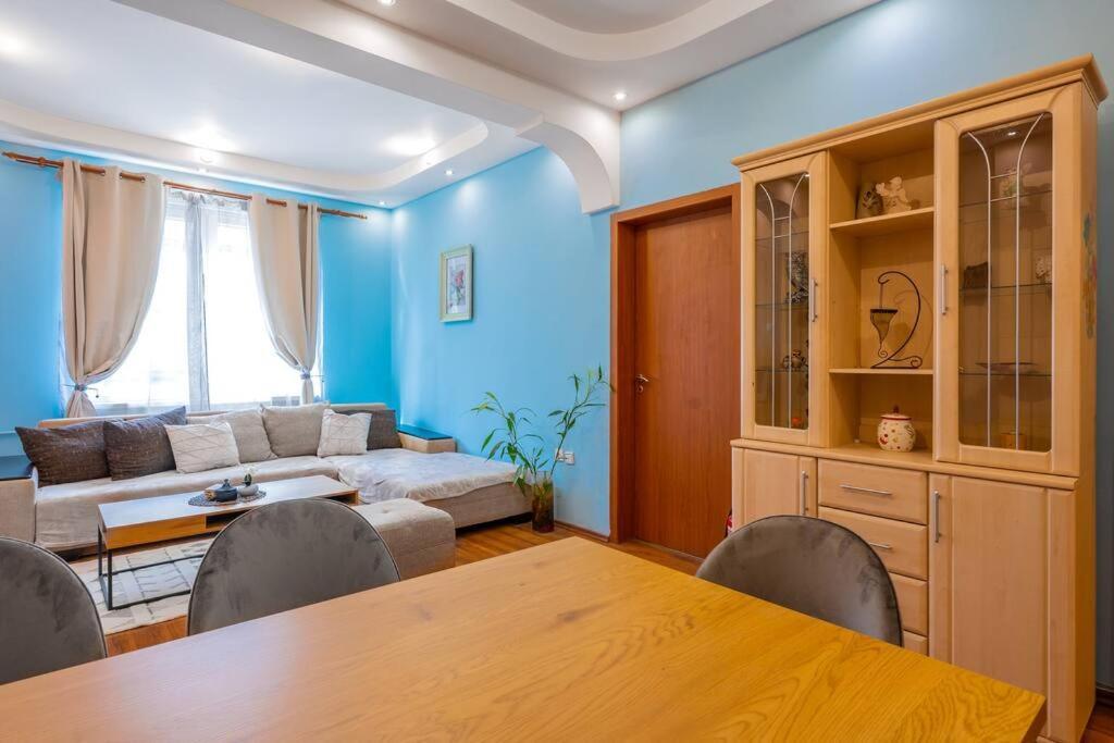 Spacious 3bd Apartment *