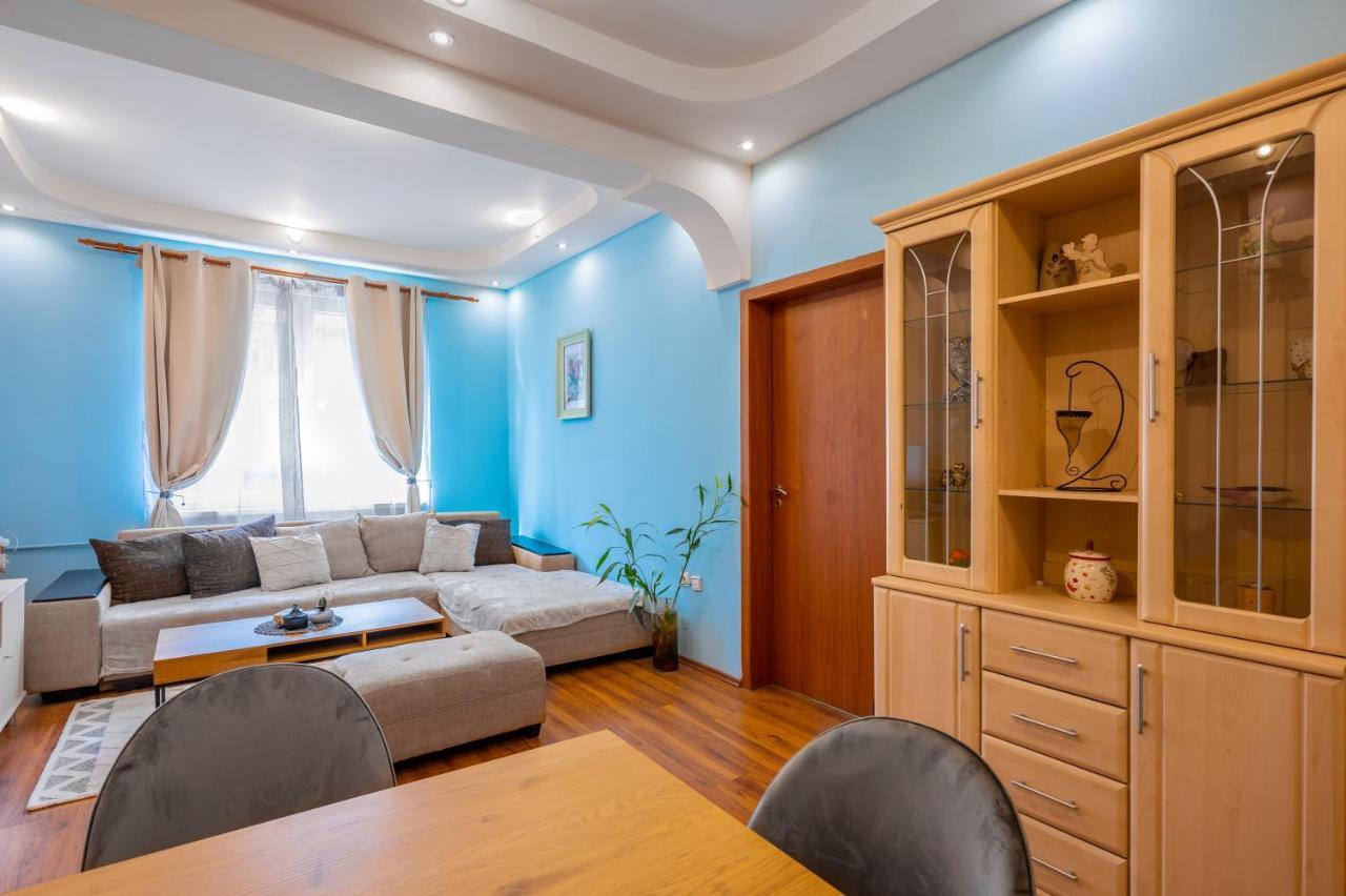 Spacious 3bd Apartment *